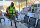 Wujud-Kepedulian-Terhadap-Keselamatan,-Personel-Ditlantas-Polda-NTT-Lakukan-Penyemprotan-Disinfektan-di-Terminal-Belo