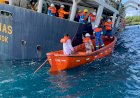 Personel-Ditpolairud-Polda-NTT-Berhasil-Evakuasi-Kapal-Kargo-MV-Kuala-Mas-di-Perairan-Desa-Bolok