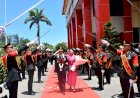 Tradisi-Pedang-Pora-Warnai-Pelepasan-Kombes-Pol-Purnawirawan-Nanang-Putu-Wardianto-di-Polda-NTT