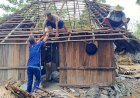 Kapolsek-Lobalain-dan-Personel-Turun-Tangan-Bantu-Renovasi-Rumah-Warga,-Kapolda-NTT-Apresiasi-Aksi-Nyata-di-Tengah-Masyarakat