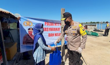 Ditengah-Pandemi-Covid-19,-Kapolda-NTT-Beri-Bantuan-Sosial-kepada-masyarakat-pulau-terpencil