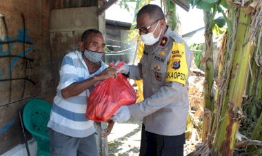 Wakapolda-NTT-Bersama-Alumni-SMA-N-1-Kupang-Beri-Bantuan-Sembako-Kepada-Masyarakat-Kurang-Mampu-yang-Terdampak-Covid-19