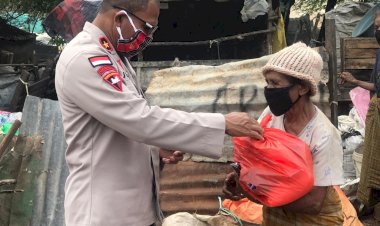 Peduli-Kemanusiaan,-Wakapolda-NTT-Pimpin-Alumni-SMAN-1-Kupang-Beri-Bantuan-Sembako-Kepada-Masyarakat-Kurang-Mampu-Yang-Terdampak-Covid-19