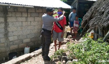 Satwil--Anggota-Pos-Polisi-Perbatasan-Aplal-bagi-masker-cegah-virus-corona