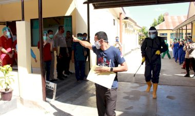 Moment-Spesial-Penuh-Haru-di-RSB-Titus-Uly-Kupang-Saat-Pelepasan-Satu-Pasien-Covid-19-yang-Telah-dinyatakan-Sembuh