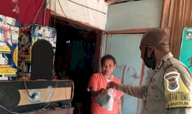 Peduli-Warga-Binaannya,-Bhabinkamtibmas-Kelurahan-Naikolan-Bagikan-Makanan-Kepada-Warga-yang-Terkena-Dampak-Virus-Covid-19