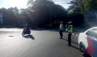 Satlantas-Polres-Kupang-Kota-Bagi-Brosur-Tunda-Mudik-dan-Imbauan-Cegah-Virus-Corona