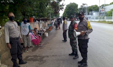 Personil-Polsek-Kelapa-Lima-Bersama-Babinsa-Berikan-Imbauan-Kepada-Warga-Agar-Tetap-Menggunakan-Masker-Serta-Tetap-Menjaga-Kesehatan-dan-Kebersihan