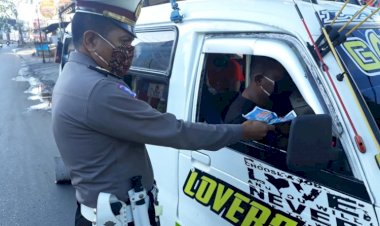 Satlantas-Polres-Kupang-Kota-Beri-Imbauan-Cegah-Virus-Corona-Serta-Memberikan-Brosur-dan-Sticker-Tunda-Mudik-Kepada-Warga-dan-Pengendara