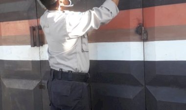 Satgas-Rehabilitasi-Polres-Kupang-pasang-brosur-tidak-mudik-di-titik-strategis