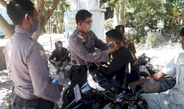 Sat-Binmas-Polres-Kupang-bagikan-masker-ke-tukang-ojek