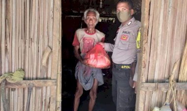 Polisi-Kita--Perduli-warga-tidak-mampu-Bripka-Lodovikus-Buluk-door-to-door-bagikan-sembako