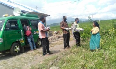 Bhabinkamtibmas-Bersama-Kepala-Desa-Pondo-Bagikan-Masker-Dan-Sabun-Cuci-Tangan-Kepada-Warganya