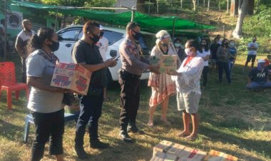 BERANDA--Bhabinkamtibmas-Polsek-Komodo-Kawal-Pembagian-Sembako-Bantuan-Dari-Posko-Masyarakat-Peduli-Covid-19-Labuan-Bajo