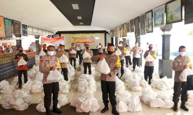 Di-Tengah-Pandemi-Covid-19,-Secara-Serentak-Polda-NTT-Lakukan-Pembagian-1.600-Paket-Sembako-Kepada-Masyarakat-Kurang-Mampu