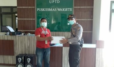 Kapolsek-Waigete-Menyerahkan-Bantuan-APD-Kepada-Puskesmas-Waigete