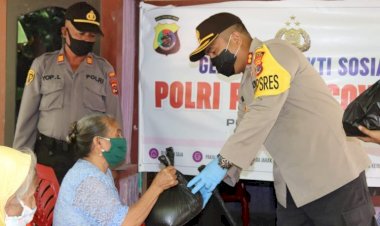 Kapolres-Kupang-Akbp-Aldinan-RJH-Manurung,SH,-SIK,-MSi,membagikan-paket-sembako-ke-warga-tidak-mampu