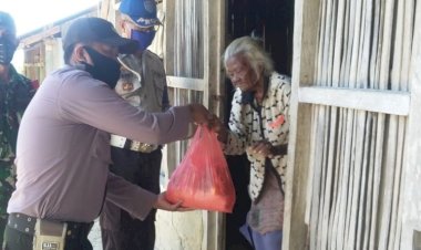 Baksos-Ditengah-Pandemi-Covid-19,-Polsek-Raihat-Salurkan-Paket-Sembako-untuk-Warga-Kurang-Mampu-di-Tapal-Batas