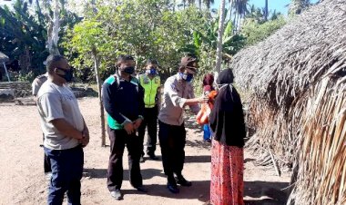 Bakti-Sosial-Polri-Peduli-Covid-19,-Polsek-Jajaran-Polres-Flotim-Distribusikan-Bantuan-Sembako