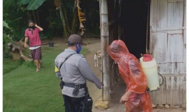 Bhabinkamtibmas-Bersama-Karang-Taruna-Dusun-Poka-Lakukan-Penyemprotan-Disinfektan