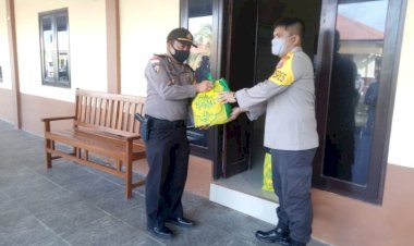 Peduli-anggota,-ditengah-covid--19,-Kapolres-Kupang,-berikan-bingkisan-lebaran-bagi-seluruh-anggota