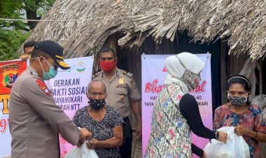 Guna-Meringankan-Beban-Masyarakat-Terdampak-Covid-19,-Kapolda-NTT-Turun-Langsung-Bagikan-Sembako-Kepada-Masyarakat-Miskin-di-Noelbaki