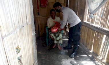 Kasihumas-Polsek-Paga-Bagikan-Sembako-Bagi-Warga-Terdampak-Covid