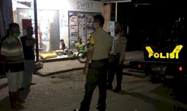 Cegah-Covid--19-Dan-Gangguan-Kamtibmas-Bhabinkamtibmas-Polsek-Alok-Lakukan-Patroli-Dialogis