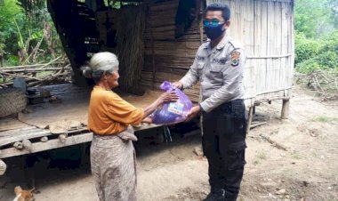 Pademi-Covid-19,-Polsek-Karera-Bagi-Sembako-ke-Warga-Jompo