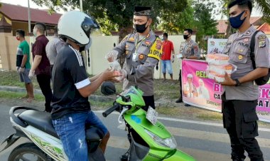 Polres-Sumba-Timur--Bagikan-Ratusan-Takjil-dan-Masker-Gratis-Dibagikan-Kepada-Pengguna-Jalan