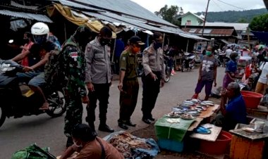 Kapolsek-Wulanggitang-Pimpin-Patroli-Gabungan-Himbau-Protokoler-Covid-19-di-Pasar-Inpres-Boru