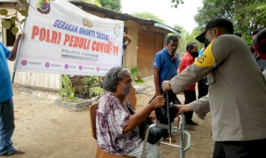 Ingin-kurangi-beban-warga-di-tengah-Pandemik-covid--19,-Kapolres-Kupang-Salurkan-bantuan-sembako-kepada-warga-Tanah-Merah