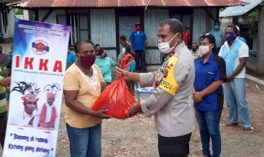 Wakapolda-NTT-Pimpin-IKKA-Beri-Bantuan-Sembako-Kepada-Masyarakat-Kurang-Mampu-Yang-Terdampak-Covid-19