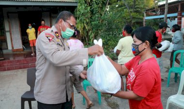 Wakapolda-NTT-Berikan-Sembako-Pada-Masyarakat-Kurang-Mampu-Terdampak-Covid-19-di-Kelurahan-Oetete