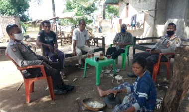 Bhabikamtibmas-Bersama-Kanit-SPKT-III-Sampaikan-Himbauan-Cegah-Covid-19