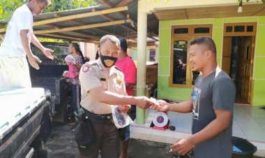 Polsek-Ende-Bagikan-Masker-Gratis-Pada-Warga