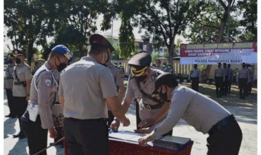 Kapolres-Pimpin-Sertijab-Wakapolres,-Kasat-Intelkam,-Kasat-Binmas,-Kasat-Narkoba,-Kapolsek-Sano-Nggoang-dan-Kapolsek-Macang-Pacar-Polres-Manggarai-Barat
