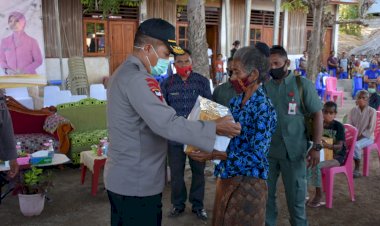 Kapolda-NTT-Beri-Bantuan-Sembako-Kepada-Masyarakat-Perbatasan-RI-RDTL-yang-Terdampak-Covid-19