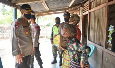 Kapolda-NTT-Beri-Bingkisan-Sembako-Bagi-Masyarakat-Desa-Oesoko