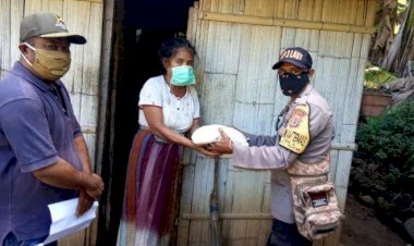 Bhabinkamtibmas-Kezewea-Salurkan-Bantuan-Beras-Dari-Mabes-Polri
