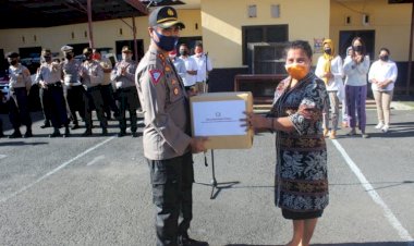 Bhayangkari-Cabang-Ngada-Memberikan-Bantuan-Masker,-Handsanitizer-Dan-Sejumlah-Supleman-Kepada-Personil-Polres-Ngada