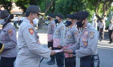 Kapolres-Sikka-Beri-Penghargaan-Kepada-4-Personilnya-Atas-Dedikasinya-Dalam-Pengawasan-Penyaluran-BLT-Di-Pulau-Terpencil