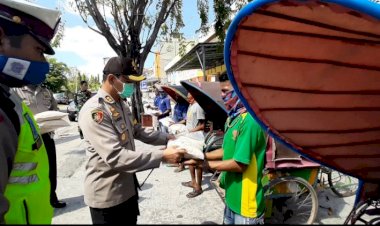 Pengemudi-Becak-Dapat-Bantuan-Beras-Dari-Polres-Sumba-Timur