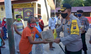 Kapolda-NTT-Beri-Bantuan-Sosial-dan-APD-kepada-Masyarakat-Takari
