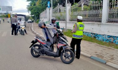 Patroli-Jalan-Raya,-Ditlantas-Polda-NTT-Sosialisasikan-Tertib-Gunakan-Helm