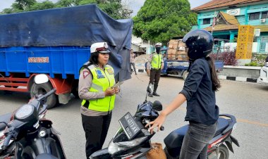 Dukung-Quick-Wins,-PJR-Ditlantas-Polda-NTT-Sosialisasi-Helm-dan-penggunaan-Masker