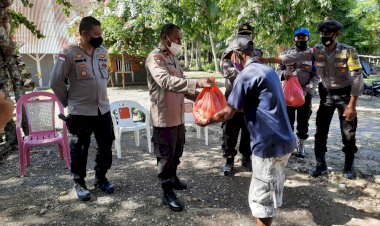 Wakapolda-NTT-Bagikan-Paket-Sembako-Pada-Masyarakat-Kurang-Mampu-Terdampak-Covid-19-di-Rote-Ndao