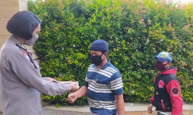 Quick-Wins-Polri,-Personel-Ditbinmas-Polda-NTT-Beri-Imbauan-Taati-Protokol-Kesehatan-dan-Bagi-Masker-Gratis-Kepada-Masyarakat