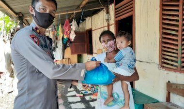Sambut-Hari-Bhayangkara-Ke-74,-Wakapolres-Sikka-Bagikan-Sembako