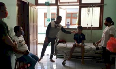 Kapolres-Sikka-Jenguk-Anak-Anggotanya-Yang-Sakit